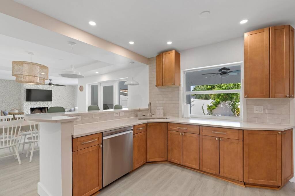 Waterfront-Heated Pool-Mini Golf-Game Room-2Mi Beach Fort Lauderdale Exterior photo
